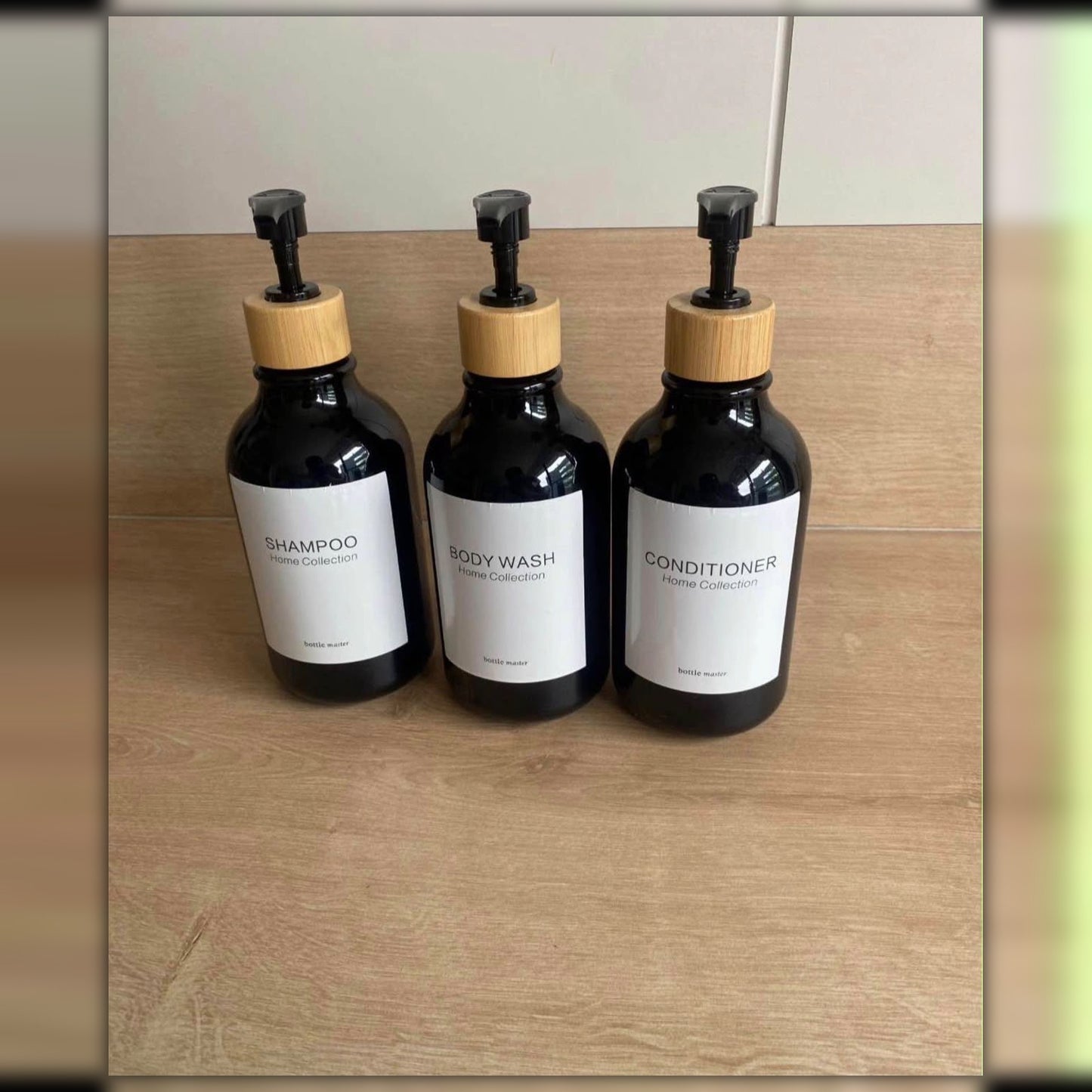 Los tres dispensadores negros de frente, con tapa de bambu