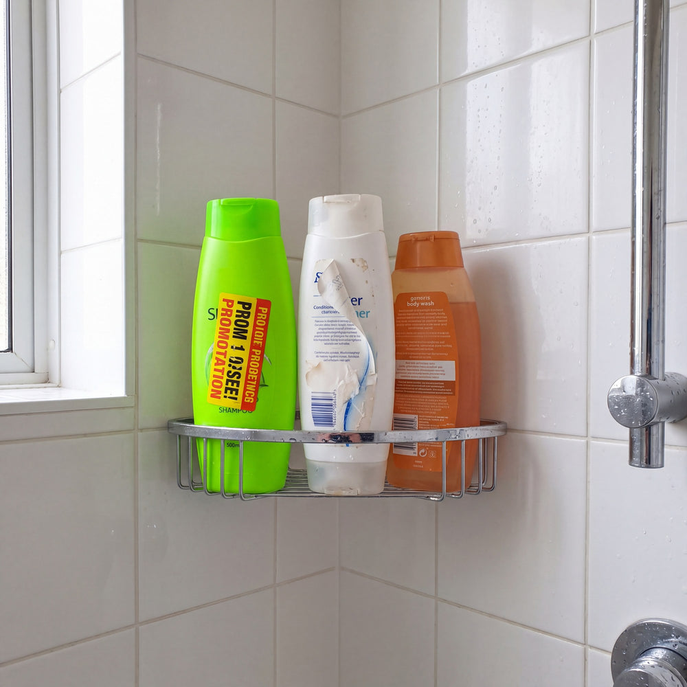 Ducha con tres envases del super que no combinan entre si