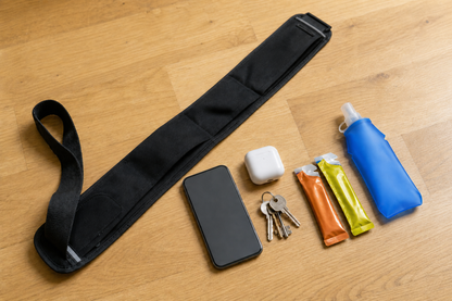 Riñonera con móvil, AirPods, llaves, geles y botella